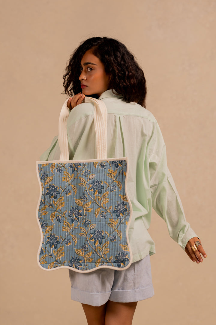 the tote bag - blue gardenia
